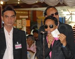 ผ้พิการกลุ่มองค์กรแนวร่วมผู้ค้าสลากในราคาควบคุม ยืนจี้แจงเรื่อง โควตาสลากกินแบ่งรัฐบาล