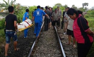 สถานที่เกิดเหตุชายพิการหูหนวกถูกรถไฟพุ่งชน และเจ้าหน้าที่กู้ภัยเข้าเก็บศพ