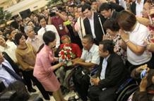 นายกรัฐมนตรี ได้รับมอบช่อดอกไม้จากเครือข่ายคนพิการทุกประเภท