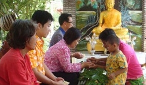 กิจกรรมรดน้ำดำหัวผู้สูงอายุในวันสงกรานต์