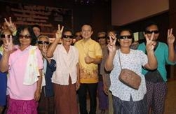 กลุ่มผู้สูงอายุที่ร่วมงานแถลงข่าวโครงการรวมใจ ช่วยเหลือผู้ยากไร้ ปลอดตาบอดจากต้อกระจก