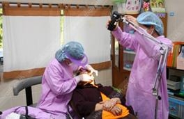 แพทย์กำลังตรวจสุขภาพช่องปากคนไข้