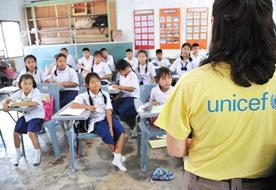 ตัวแทนจาก unicef เข้าพูดคุยกับกลุ่มนักเรียนวัยประถม