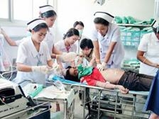 แพทย์กำลังช่วยเหลือคนไข้