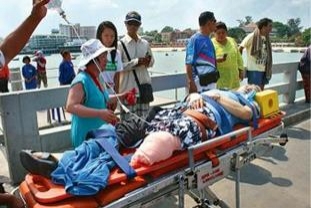 เจ้าหน้าที่กู้ภัยช่วยนักท่องเที่ยวชาวเกาหลีขาขาด 1 ข้าง