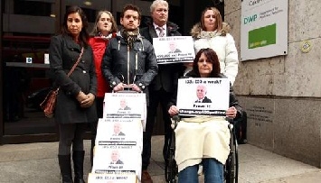 Campaigners handing in the IDS petition at Caxton House, central London