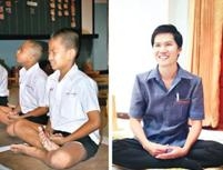 เด็กนักเรียนกำลังนั่งสมาธิและครูโต้ง พรมกุล หรือ ครูโต้ง กำลังนั่งสมาธิ