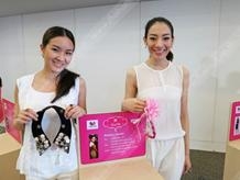 ลิสา จิรา และมณชยา บุรกสิกร โชว์ ผลงานที่ออกแบบ.