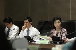 น.ส.ยิ่งลักษณ์ ชินวัตร นายกรัฐมนตรี กำลังนั่งประชุม