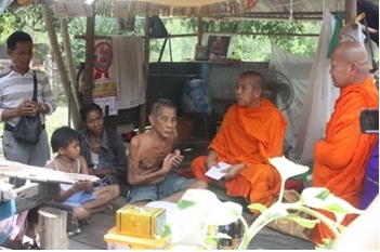 พระครูสิทธิธรรมวิภัช เจ้าอาวาสวัดราชบูรณะ พระครูเกษม วาปีภิสัย เจ้าอาวาสวัดบึงกระดาน พล.ท.วิเชียร ไชยปกรณ์ อดีต ผบ.บชร.3 รวมทั้งนักธุรกิจพ่อค้าชาวพิษณุโลก นำเงินจากการตั้งกองผ้าป่า 39,000 บาทไปมอบแก่โรงเรียนทรัพย์ไพรวัลย์วิทยาคม