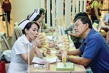 พยาบาลกำลังให้ความรู้ประชาชนเกี่ยวกับกระดูกและ โรคหมอนรองกระดูก