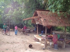 สภาพเพิงไม้หลังคามุงจาก ที่พักอาศัยของหนุ่มพิการ