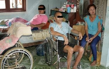 ภาพนายศรีรัตน์ จันกา  และนายนิคม จันกา  2 พ่อลูกพิการ