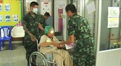 ทหารช่วยเข็นรถคนไข้ที่ได้รับการผ่าตัดดวงตา