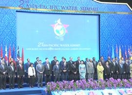 ภาพหมู่บนเวทีนายกรัฐมนตรี ประชุมผู้นำด้านน้ำแห่งภูมิภาคเอเชีย-แปซิฟิก ครั้งที่ 2 ขอทุกประเทศร่วมมือแก้ภัยพิบัติ โดยยึดแนวทางพระราชดำริในหลวง