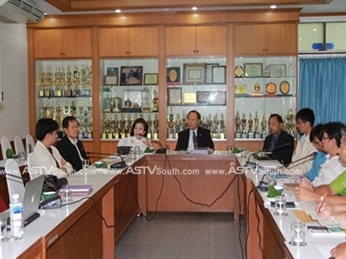 ทีมผู้พัฒนาระบบจากมหาวิทยาลัยนเรศวร ประชุมแลกเปลี่ยนเรียนรู้