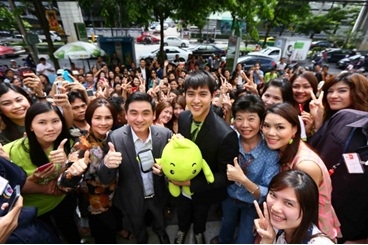 เจมส์ จิรายุ คณะผู้บริหารเอไอเอส พร้อมด้วยแฟนคลับ