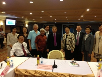 ภาพหมู่ ผู้เข้าร่วมการประชุมอมธ.ด้านคนพิการแนะกรุงเทพมหานครเดินหน้าพัฒนาคุณภาพชีวิตคนพิการ