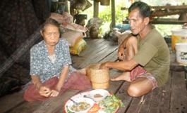 สอง ตา-ยาย พิการ อาศัยอยู่เพียงลำพัง