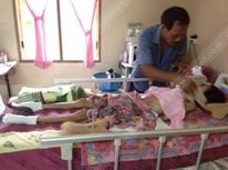 พ่อกำลังดูแลน้องจ๋า ที่นอนอัมพาตกว่า 2 ปี