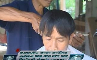 ลุงเผ่าตัดผมให้ลูกค้า