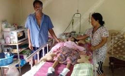 นางสาวกนิษฐา ศรีสุวรรณ หรือ น้องจ๋า อายุ 19 ปี  นอนอัมพาตอยู่บนเตียง มีพ่อและแม่คอยดูแลอยู่ข้างๆ