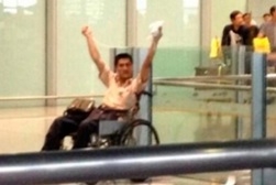 ชายพิการนั่งรถเข็นที่มสนามบินปักกิ่ง