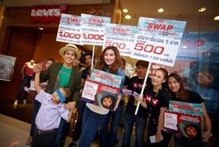 ลีวายส์! จัด 'สตรีทมิวสิค' กลางเมือง รับบริจาคเงินปันรักให้น้องตาบอด