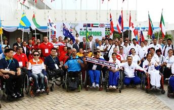 คุณจุตินันท์ ภิรมย์ภักดี ประธานคณะกรรมการพาราลิมปิกแห่งประเทศไทย (กลาง) ประธานในพิธี พร้อมพลตรีโอสถ ภาวิไล นายกสมาคมฯ และคณะกรรมการพาราลิมปิกแห่งประเทศไทย ถ่ายรูปร่วมกับนักกีฬายิงปืนคนพิการไทย