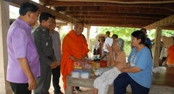 พระครูสิทธิธรรมวิภัช เจ้าอาวาสวัดราชบูรณะนำสิ่งของข้าวสารอาหารแห้ง พร้อมเงินสด มอบแด่ยายวัย 95 ปี ตาบอดสองข้าง