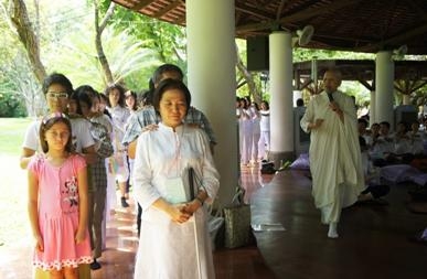 แม่ชีศันสนีย์ เสถียรสุต แห่งเสถียรธรรมสถานอบรมทั้งวัน และ ศิริณี อักษรมี นายกสมาคมสตรีตาบอด มาช่วยเป็นวิทยากร ช่วงวันกิจกรรม 6-8 สิงหาคม 2556