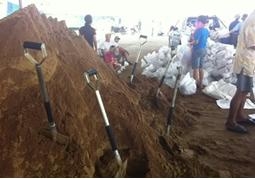 ชาวบ้านบริเวณสองฝั่งแม่น้ำท่าจีนเร่งกรอกกระสอบทรายกั้นน้ำ