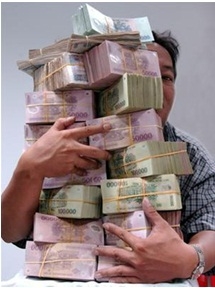 ชายวัยกลางคนกำลังหอบเงินจำนวนมาก