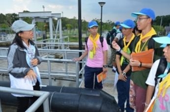 เด็กนักเรียนเข้าเยี่ยมชม และดูการบริหารจัดการทรัพยากรธรรมชาติและสิ่งแวดล้อม