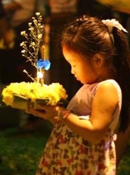 เด็กหญิงกำลังอธิษฐานกระทง