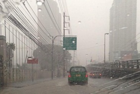 ฝนถล่มกรุงน้ำท่วมขัง ถ.อิสรภาพยาว 300 ม.