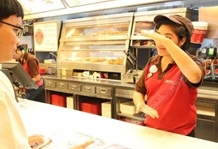 พนักงาน KFC 'คนหูหนวก' กำลังให้บริการลูกค้า