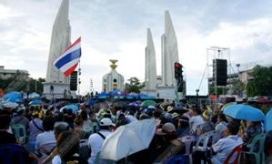 ม็อบประท้วงรัฐบาลที่อนุสาวรีย์ประชาธิปไตย