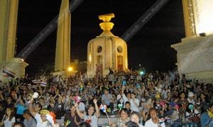 ม็อบประท้วงรัฐบาลที่อนุสาวรีย์ประชาธิปไตย