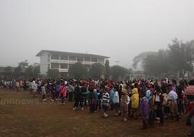 บรรยากาศหนาวเย็นมีหมอกที่โรงเรียนเด็กประถมตามต่างจังหวัด