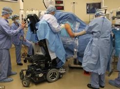 The inspirational doctor paralyzed from the waist who can still perform surgeries thanks to remarkable stand-up wheelchair