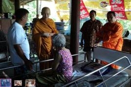 พระสงฆ์เยี่ยมผู้ป่วยสูงอายุ นอนเตียงภายในโรงพยาบาล