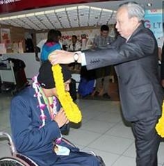 ดร.พงษ์ วิเศษไพฑูรย์ ประธานผู้บริหารฝ่ายปฏิบัติการ บริษัท เจริญโภคภัณฑ์อาหาร จำกัด (มหาชน) หรือ ซีพีเอฟ ได้จัดคณะกลองยาวมาให้การต้อนรับพร้อมมาลัยดอกไม้