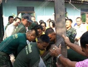 ทหารค่ายเอราวัณ  ร่วมสร้างบ้านให้ผู้พิการยากไร้