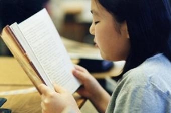เด็กนักเรียนกำลังอ่านหนังสือ