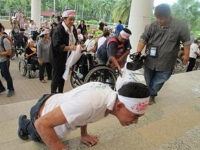 คนพิการบุกร้องขอรถเมล์เพื่อปชช.