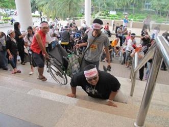 คนพิการบุกร้องขอรถเมล์เพื่อปชช.