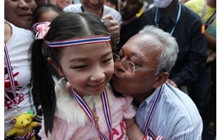 ภาพ เด็กๆ ในที่ชุมนุม