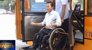 คนพิการนั่งรถเข็นทดลองใช้ลิฟต์ยกของรถเมล์ ขสมก.