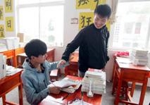 วัยรุ่นจีน 2 คน ชื่อ Xie Xu และเพื่อนผู้พิการ ชื่อ Zhang Chi